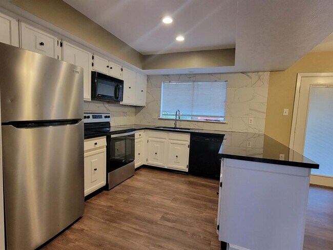 Building Photo - 3222 River Valley Dr