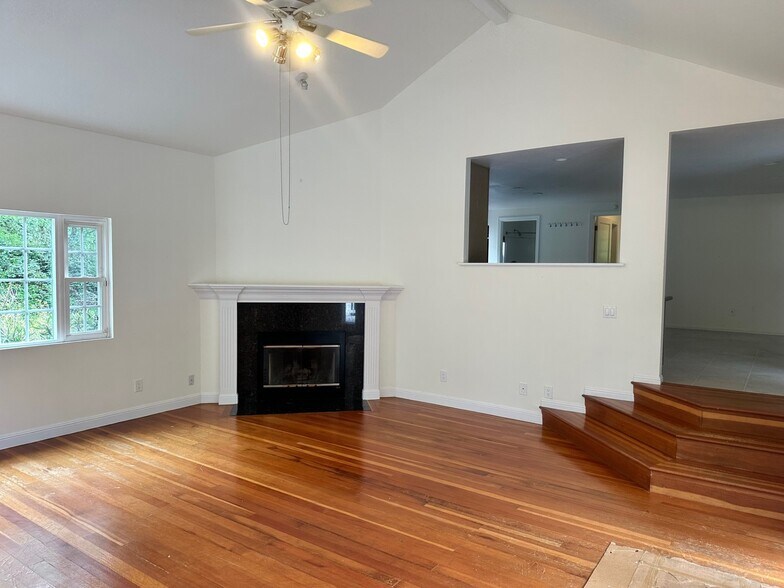 Building Photo - 16220 Greenwood Ln