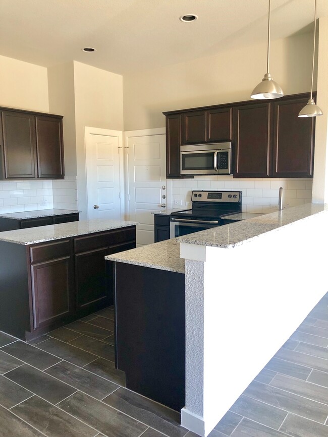 Building Photo - Luxury 3 Bedroom Duplex Located in Midloth...