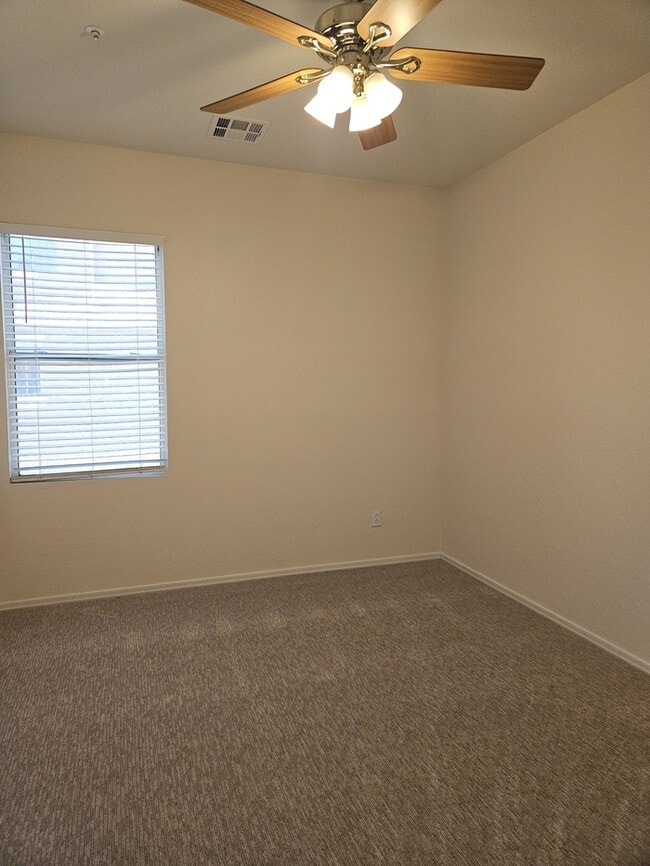 Building Photo - 3 Bed 3 Bath 2 CG Walking distance to Downtown Gilbert. Great Location