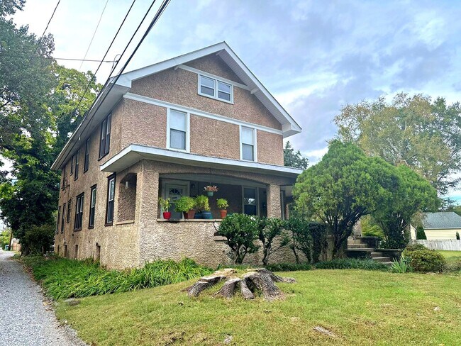 Building Photo - Bellevue - 2 Bedroom Apartment