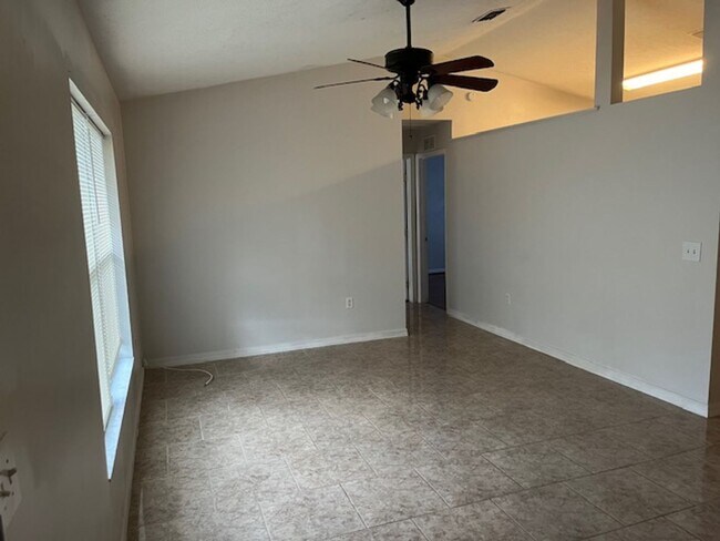 Building Photo - 4/2 home in Silver Spring Shores