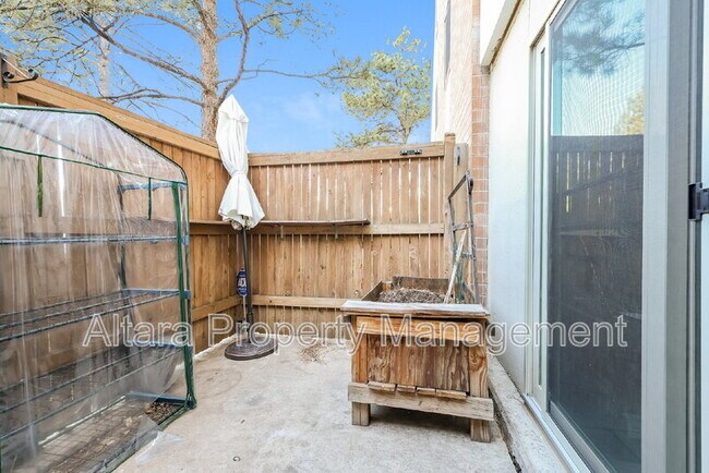 Building Photo - 2880 S Locust St