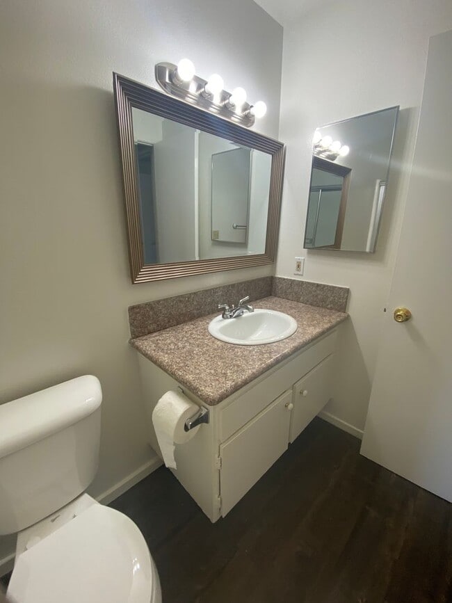 Building Photo - 2 story 2 bed, 1 1/2 bath Monticello Condo