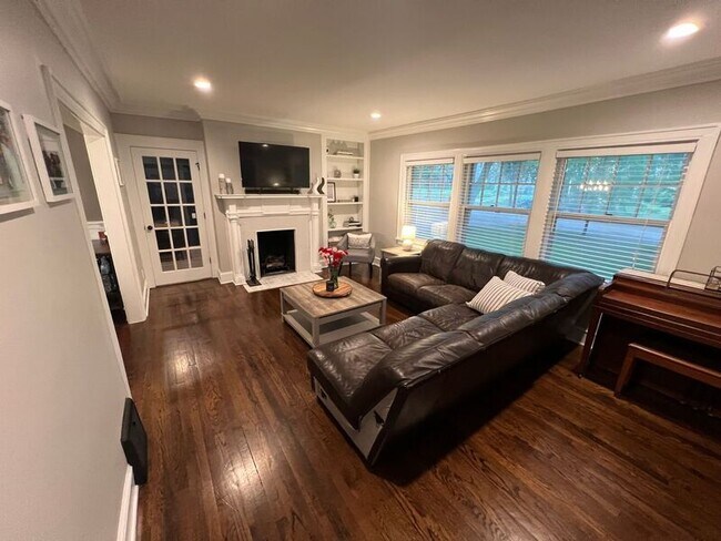 Building Photo - 616 W 63rd St