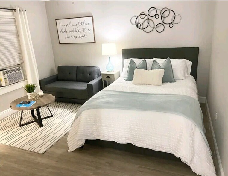 Building Photo - 921 W Penfield St