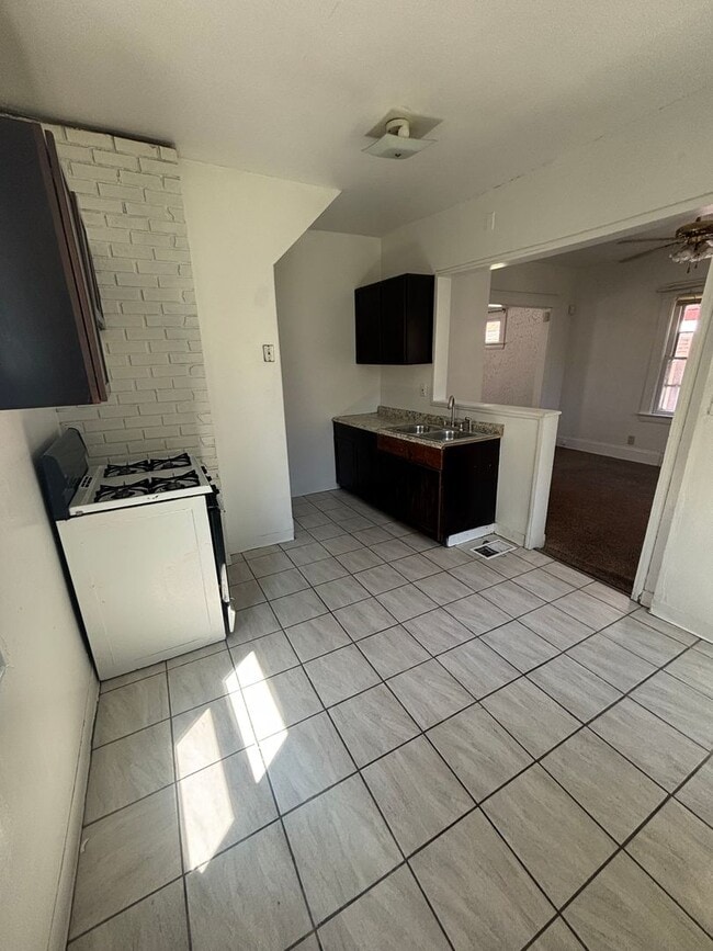 Building Photo - 3bd Single Cash Pay