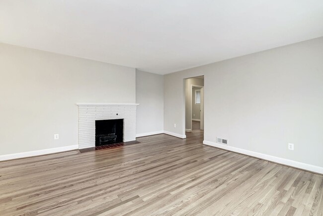 Building Photo - 3 Bed 2.5 Bathroom - Chevy Chase Rancher -...