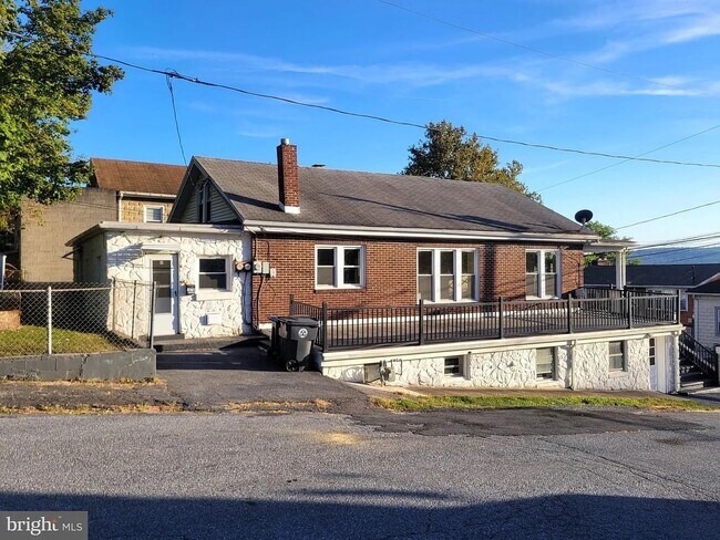 Building Photo - 317 S 4th St