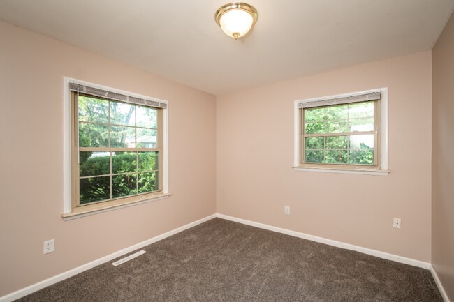 Building Photo - 1239 Ashover Dr
