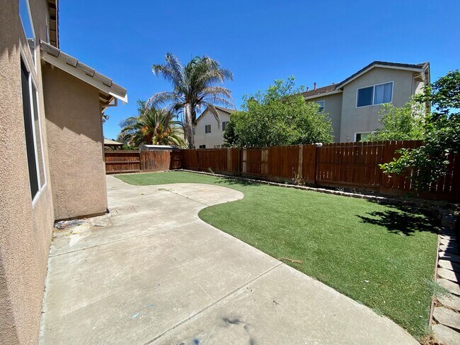 Building Photo - 4 bedroom close to freeway, parks and shopping