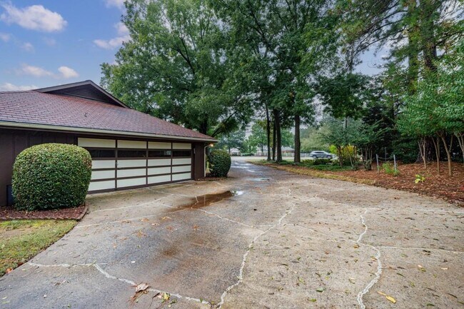Building Photo - 585 W Crossville Rd