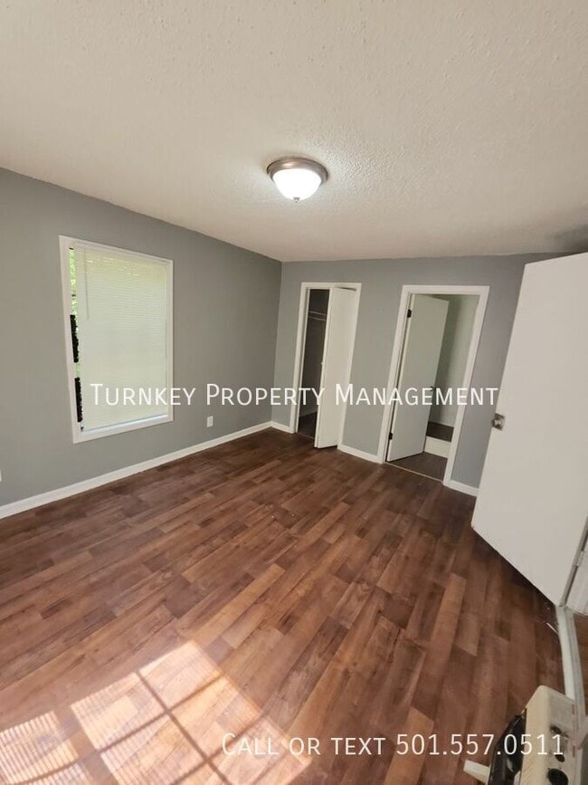 Building Photo - 1720 Pinewood Dr