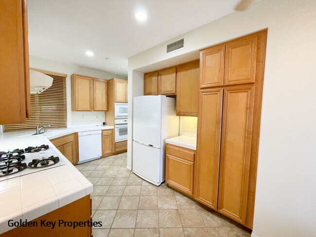 Building Photo - 4021 Canario St