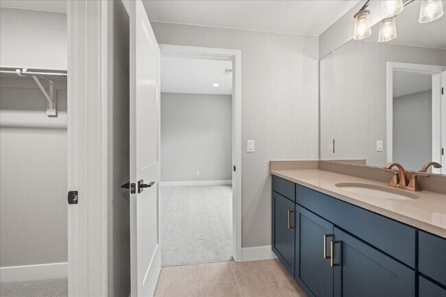 Building Photo - $7,495.00, Stunning 6 bed, 5 bath Ranch-St...