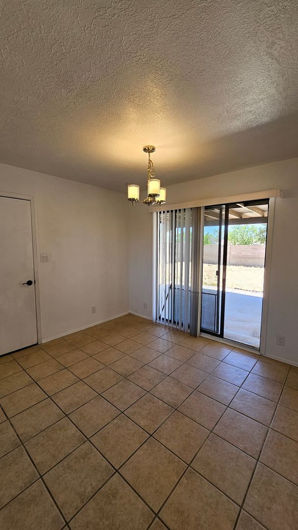 Building Photo - 3 bed 1.5 bath