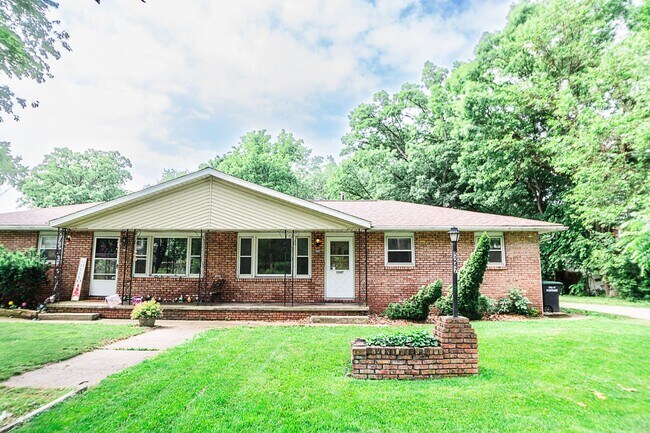 Primary Photo - 3 bed 1 bath Duplex in Portage