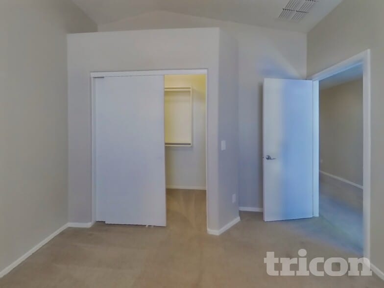 Building Photo - 4005 E La Salle St