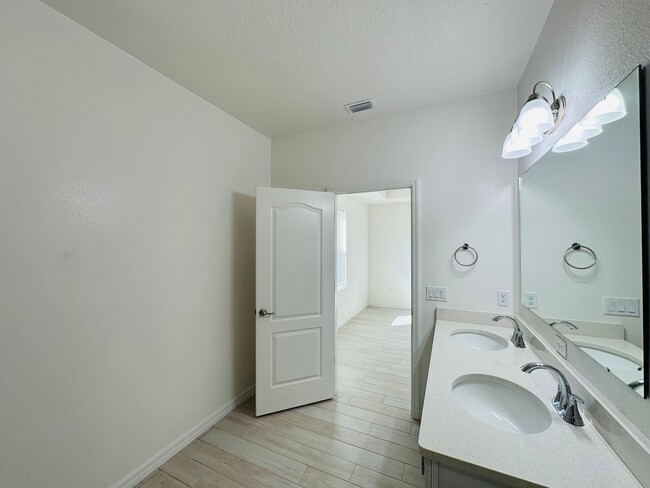 Building Photo - Charming 3 bed, 2 bath New Construction in...