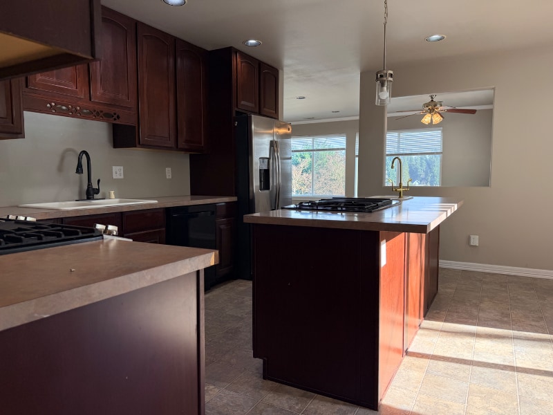 Building Photo - 12 Lake Louise Dr SW