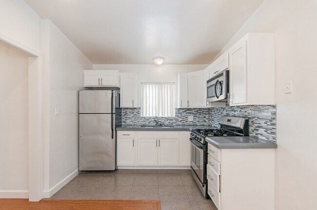 Building Photo - 2 BD/1 BA UPSTAIRS APARTMENT IN CROWN POINT 2 BLOCKS TO SAIL BAY W/ DEDICATED PARKING! $2,995/mo!