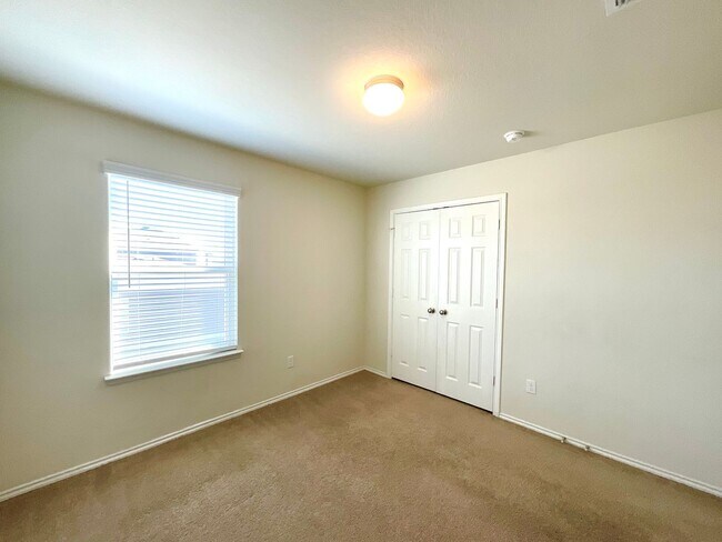 Building Photo - **APPLICATION RECEIVED** AVAILABLE NOW- Energy-Efficient 4/3 Home with Solar Panels & Pool Access!