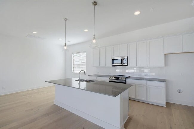 Primary Photo - 2050 Lohmans Spur Rd