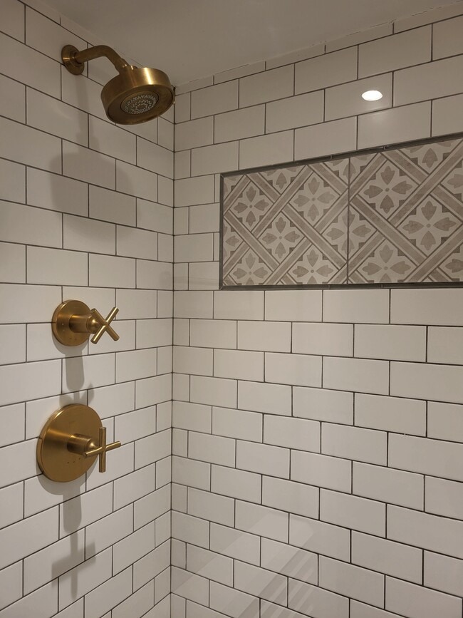 Building Photo - 210 8th St SE