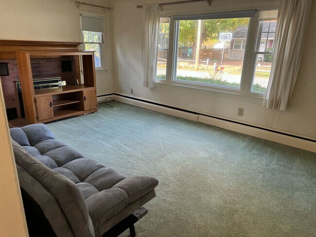 Building Photo - 5 Bedroom 2 Bathroom Home in Idyllic Neighborhood