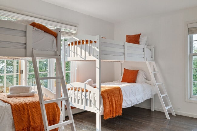 Building Photo - 321 Museum Village Rd