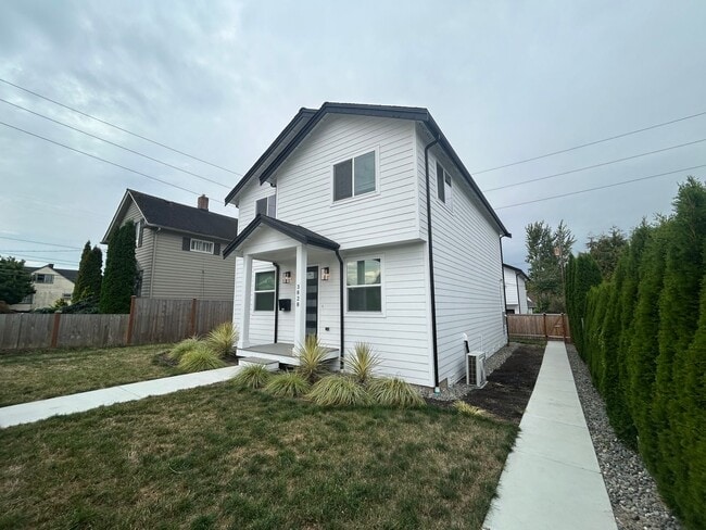Building Photo - Gorgeous House in a Family-Friendly neighb...