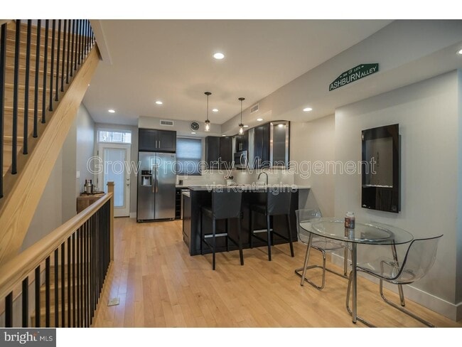 Building Photo - 533 Manton St