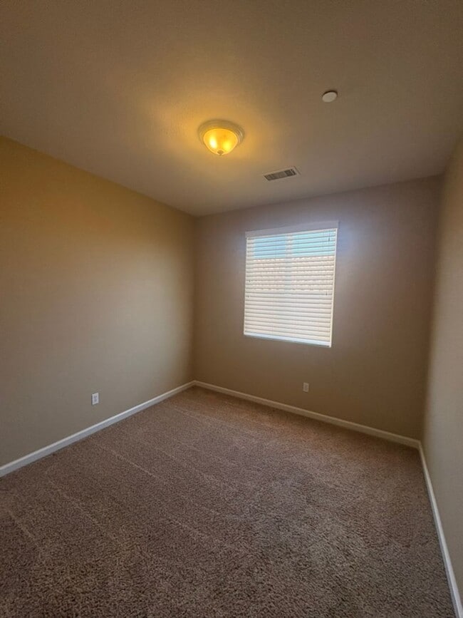 Building Photo - 4 bedroom 3 bath stunner in Sparks