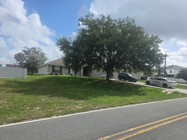 Building Photo - Large 4 bedroom 2 bath House