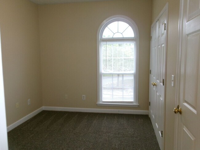 Building Photo - 3 bedroom, 2 bath condo in Carolina Willows