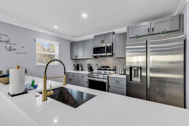 Building Photo - 1000 Parkwood Ave