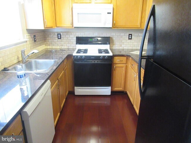 Building Photo - 803 Purple Martin Ct