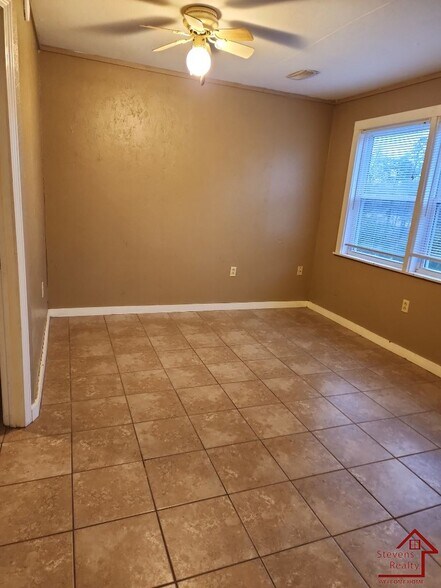 Building Photo - 620 Allie Ln
