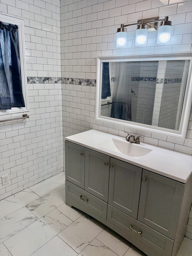 Building Photo - 986 S Hope Ave