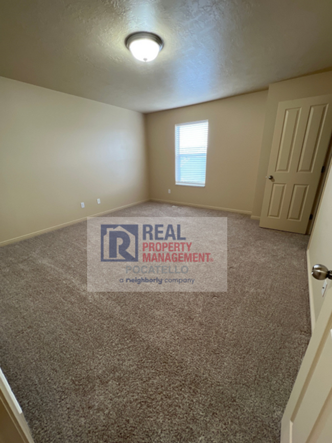 Building Photo - MOVE IN SPECIAL - 2 bedroom 1.5 bath Townh...