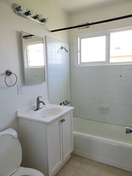 Bathroom - 4138 Redondo Beach Blvd