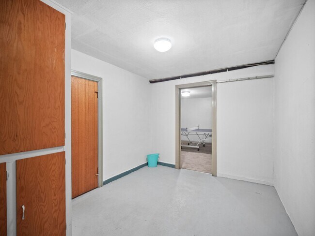 Building Photo - 811 W 13th Ave