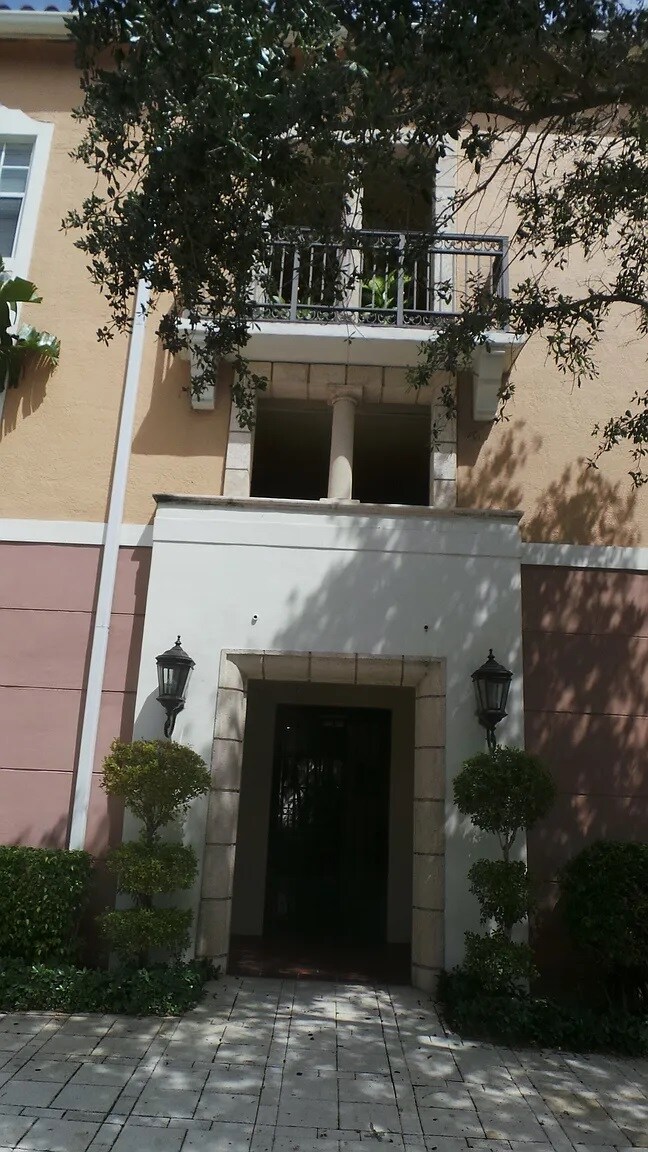 Building Photo - 580 S Sapodilla Ave