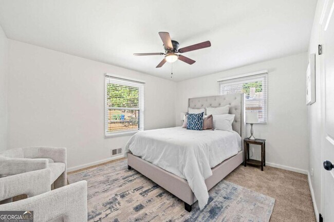 Building Photo - 801 N Evelyn Pl NW