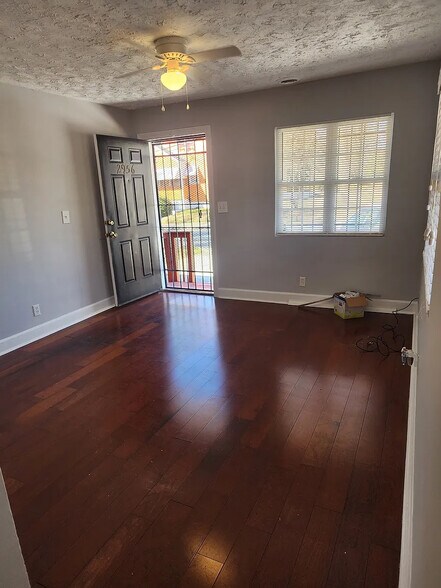 Building Photo - Room in Apartment on 8th St