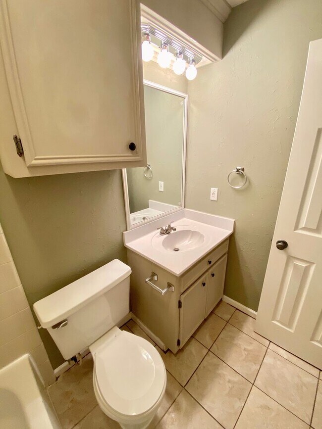 Building Photo - 103 Fox Run Dr