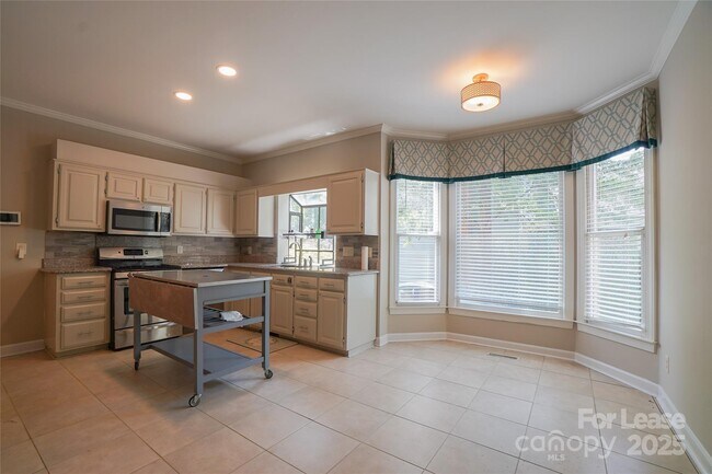 Building Photo - 6932 Foxglove Dr