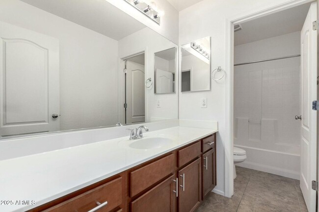 Building Photo - Beautiful 3 bedroom plus den, 2.5 bath hom...