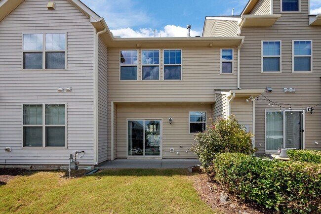 Building Photo - Modern 3-Bed Townhome in Thompson Ridge – ...