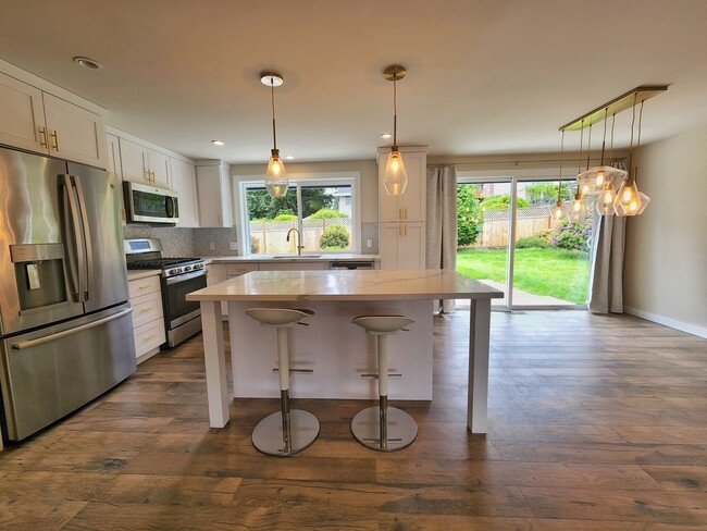 Building Photo - Beautilfully Remodeled 4 Bed 2.75 Bath Ram...